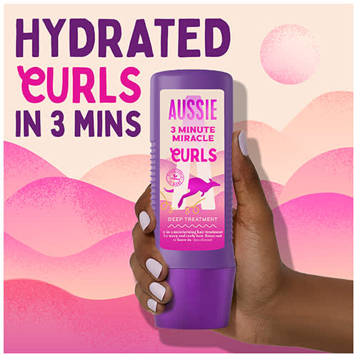 Infographic: HYDRATED CURLS IN 3 MINS with bottle of Aussie's 3 MINUTE MIRACLE CURLS deep treatment